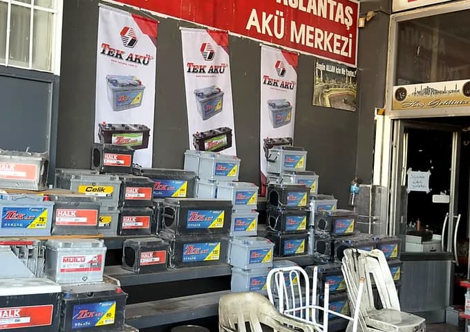 Akü çeşitleri ve stok alanı