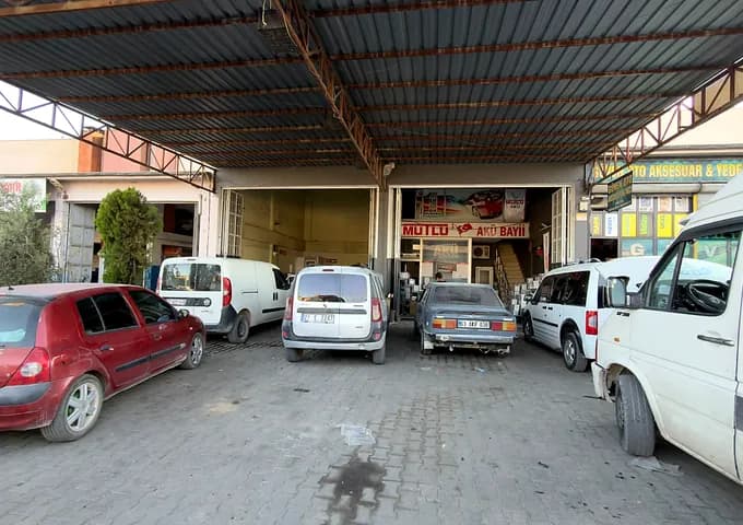 Aslantaş Oto Elektrik dükkân önü